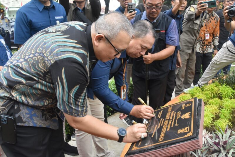 Pj Wali Kota Padang Andree Algamar bersama Direktur SDM dan Umum BPJS Kesehatan Dr. dr. Andi Afdal Abdullah meresmikan Taman Inisiatif Sisingamangaraja di Kelurahan Ganting Parak Gadang, Kecamatan Padang Timur. (Foto: Prokopim Padang)