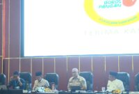 Pj Wali Kota Padang Andree Algamar saat Rapat Staf Bulanan Pemko Padang di Aula Bagindo Aziz Chan, Balai Kota Padang, Jumat (23/8/2024). (Foto: Prokopim Padang)