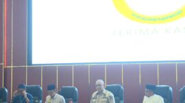 Pj Wali Kota Padang Andree Algamar saat Rapat Staf Bulanan Pemko Padang di Aula Bagindo Aziz Chan, Balai Kota Padang, Jumat (23/8/2024). (Foto: Prokopim Padang)