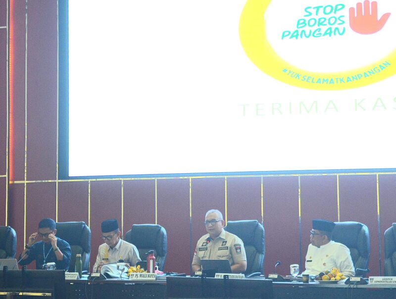 Pj Wali Kota Padang Andree Algamar saat Rapat Staf Bulanan Pemko Padang di Aula Bagindo Aziz Chan, Balai Kota Padang, Jumat (23/8/2024). (Foto: Prokopim Padang)