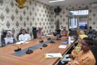 Pj Wali Kota Padang Andree Algamar saat mengikuti Sosialisasi Kebijakan Pengadaan PPPK 2024 bersama KemenPANRB secara daring, Jumat (23/8/2024). (Foto: Prokopim Padang)