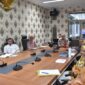 Pj Wali Kota Padang Andree Algamar saat mengikuti Sosialisasi Kebijakan Pengadaan PPPK 2024 bersama KemenPANRB secara daring, Jumat (23/8/2024). (Foto: Prokopim Padang)