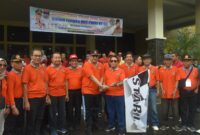 Pj Wali Kota Padang Andree Algamar melepas jalan sehat PWRI Padang dalam rangka memeriahkan HUT ke-62 di Youth Center Padang. (Foto: Prokopim Padang)