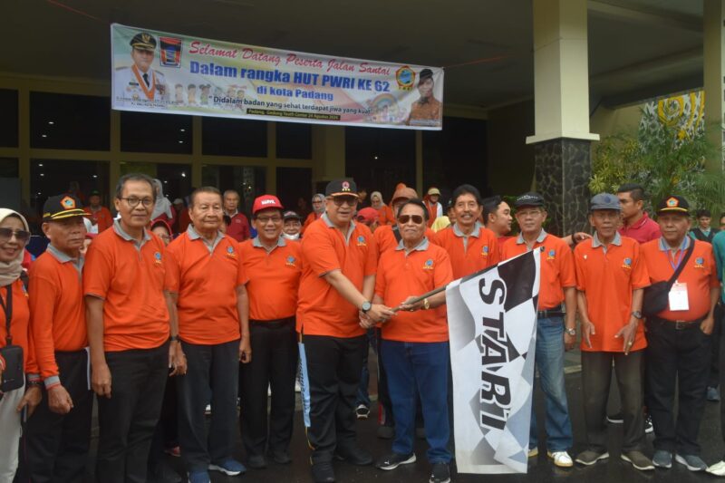 Pj Wali Kota Padang Andree Algamar melepas jalan sehat PWRI Padang dalam rangka memeriahkan HUT ke-62 di Youth Center Padang. (Foto: Prokopim Padang)