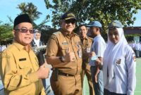 Pj Wali Kota Padang Andree Algamar menyerahkan KTP-el kepada siswi SMAN 5 Padang. (Foto: Prokopim Padang)