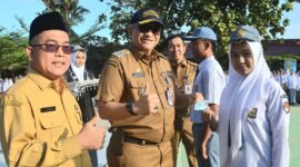 Pj Wali Kota Padang Andree Algamar menyerahkan KTP-el kepada siswi SMAN 5 Padang. (Foto: Prokopim Padang)