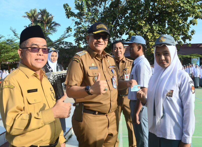 Pj Wali Kota Padang Andree Algamar menyerahkan KTP-el kepada siswi SMAN 5 Padang. (Foto: Prokopim Padang)