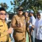 Pj Wali Kota Padang Andree Algamar menyerahkan KTP-el kepada siswi SMAN 5 Padang. (Foto: Prokopim Padang)