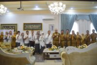 Penjabat (Pj) Wali Kota Padang Andree Algamar saat menerima kunjungan tim BPK RI Perwakilan Sumbar di kediaman resminya, Senin (26/8/2024). (Foto: Prokopim Padang)