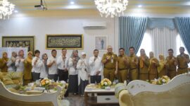 Penjabat (Pj) Wali Kota Padang Andree Algamar saat menerima kunjungan tim BPK RI Perwakilan Sumbar di kediaman resminya, Senin (26/8/2024). (Foto: Prokopim Padang)