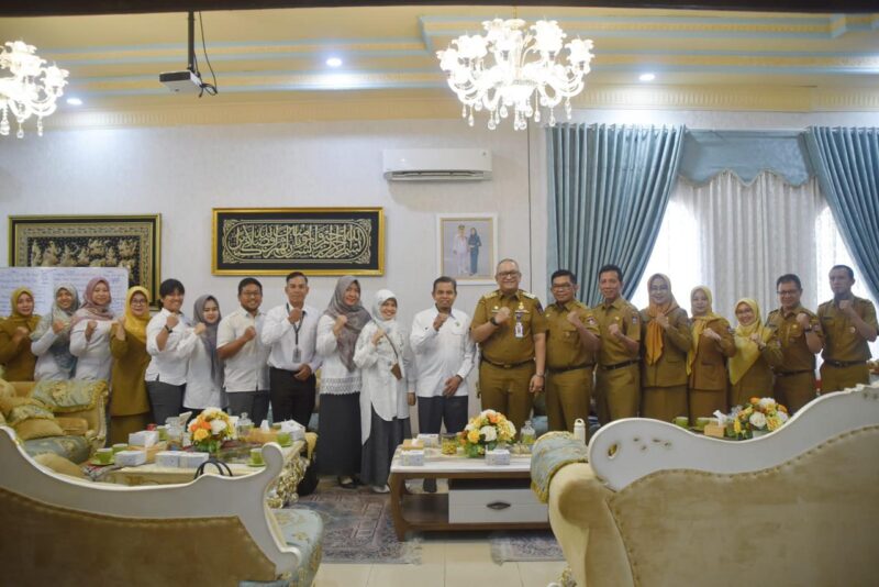Penjabat (Pj) Wali Kota Padang Andree Algamar saat menerima kunjungan tim BPK RI Perwakilan Sumbar di kediaman resminya, Senin (26/8/2024). (Foto: Prokopim Padang)