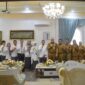 Penjabat (Pj) Wali Kota Padang Andree Algamar saat menerima kunjungan tim BPK RI Perwakilan Sumbar di kediaman resminya, Senin (26/8/2024). (Foto: Prokopim Padang)