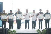 Pj Wali Kota Padang Andree Algamar menerima penghargaan dari Kementerian Kelautan dan Perikanan RI. (Foto: Prokopim Padang)