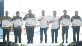 Pj Wali Kota Padang Andree Algamar menerima penghargaan dari Kementerian Kelautan dan Perikanan RI. (Foto: Prokopim Padang)