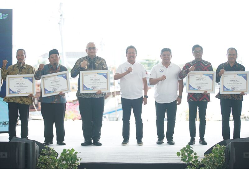 Pj Wali Kota Padang Andree Algamar menerima penghargaan dari Kementerian Kelautan dan Perikanan RI. (Foto: Prokopim Padang)