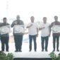 Pj Wali Kota Padang Andree Algamar menerima penghargaan dari Kementerian Kelautan dan Perikanan RI. (Foto: Prokopim Padang)