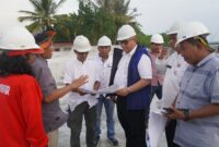 Pj Wali Kota Padang Andree Algamar meninjau pembangunan Padang Skatepark di Kawasan Pantai Muaro Lasak, Jumat (30/8/2024). (Foto: Prokopim Padang)