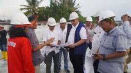 Pj Wali Kota Padang Andree Algamar meninjau pembangunan Padang Skatepark di Kawasan Pantai Muaro Lasak, Jumat (30/8/2024). (Foto: Prokopim Padang)