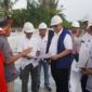 Pj Wali Kota Padang Andree Algamar meninjau pembangunan Padang Skatepark di Kawasan Pantai Muaro Lasak, Jumat (30/8/2024). (Foto: Prokopim Padang)
