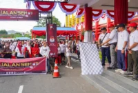 Pj Wali Kota Padang Andree Algamar melepas peserta jalan sehat di halaman Kantor Gubernur Sumbar, Minggu (25/8/2024) pagi. (Foto: Prokopim Padang)