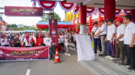 Pj Wali Kota Padang Andree Algamar melepas peserta jalan sehat di halaman Kantor Gubernur Sumbar, Minggu (25/8/2024) pagi. (Foto: Prokopim Padang)