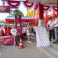 Pj Wali Kota Padang Andree Algamar melepas peserta jalan sehat di halaman Kantor Gubernur Sumbar, Minggu (25/8/2024) pagi. (Foto: Prokopim Padang)