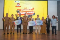 Pj Wali Kota Padang Andree Algamar bersama para pemenang lomba video pendek. 