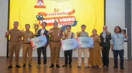 Pj Wali Kota Padang Andree Algamar bersama para pemenang lomba video pendek. 