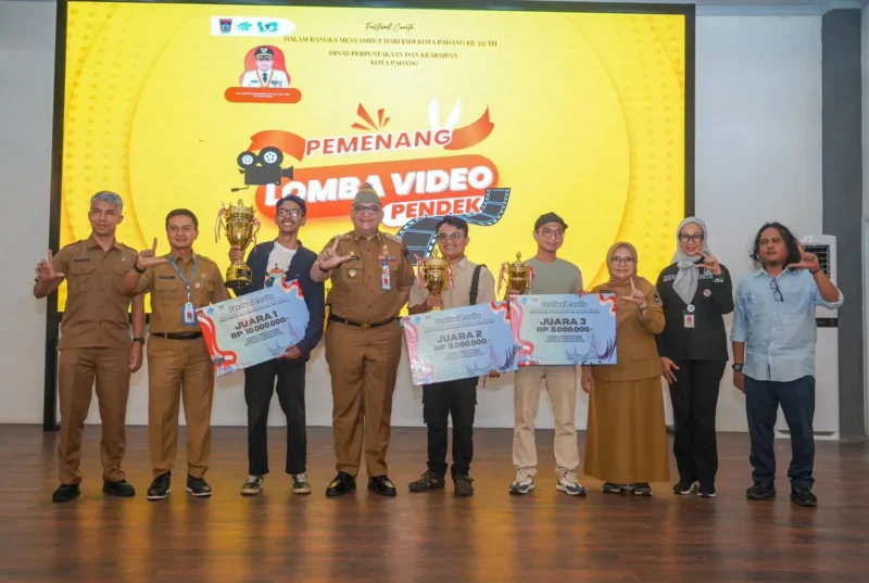 Pj Wali Kota Padang Andree Algamar bersama para pemenang lomba video pendek. 