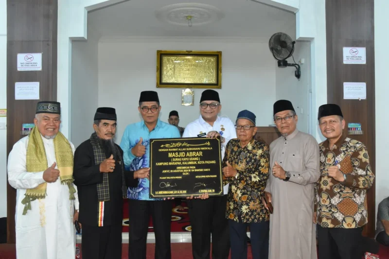 Peresmian Surau Kayu Udang menjadi Masjid Abrar, Jumat (9/8/2024). (Foto: Prokopim Padang)