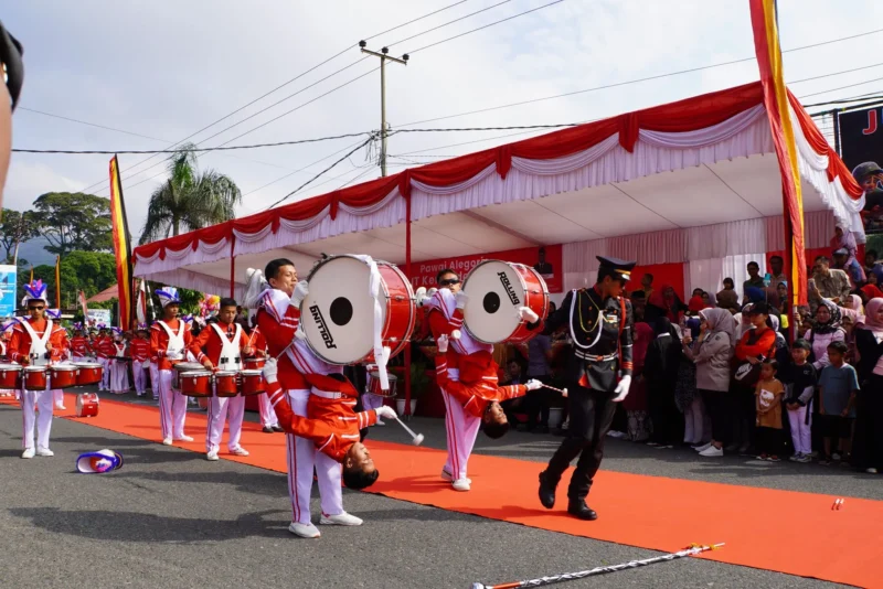 Penampilan salah satu marching band memukau para penonton yang hadir. (Foto: Diskominfo Padang Panjang)
