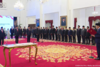 Presiden RI Jokowi melantik tiga menteri negara, satu wakil menteri dan kepala lembaga di Istana Negara, Jakarta, Senin (19/8/2024) pagi. (YouTube BPMI Setpres)