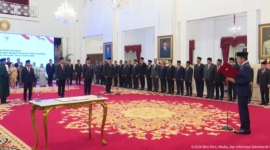 Presiden RI Jokowi melantik tiga menteri negara, satu wakil menteri dan kepala lembaga di Istana Negara, Jakarta, Senin (19/8/2024) pagi. (YouTube BPMI Setpres)
