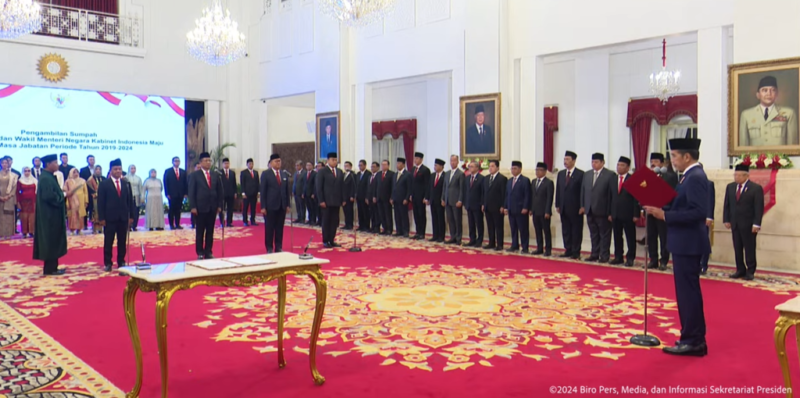 Presiden RI Jokowi melantik tiga menteri negara, satu wakil menteri dan kepala lembaga di Istana Negara, Jakarta, Senin (19/8/2024) pagi. (YouTube BPMI Setpres)