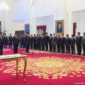 Presiden RI Jokowi melantik tiga menteri negara, satu wakil menteri dan kepala lembaga di Istana Negara, Jakarta, Senin (19/8/2024) pagi. (YouTube BPMI Setpres)