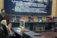 Narasumber menyampaikan materi saat sosialisasi pengawasan orang asing di Ruang Abu Bakar Jaar, Balai Kota Padang, Kamis (1/8/2024).