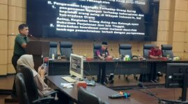 Narasumber menyampaikan materi saat sosialisasi pengawasan orang asing di Ruang Abu Bakar Jaar, Balai Kota Padang, Kamis (1/8/2024).
