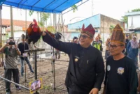 Pj Wali Kota Padang Andree Algamar meninjau lomba Ayam Kukuak Balenggek. (Foto: Prokopim Padang)