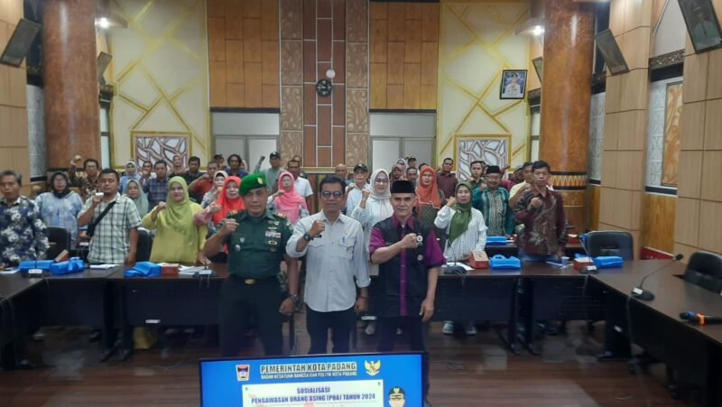 Pembukaan Sosialisasi Pengawasan Orang Asing di Ruang Abu Bakar Jaar, Balai Kota Padang, Kamis (1/8/2024).
