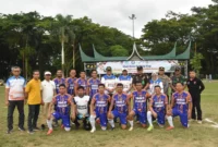 Pj Wali Kota Padang Andree Algamar bersama tim sepak bola Disdikbud Padang. (Foto: Prokopim Padang)