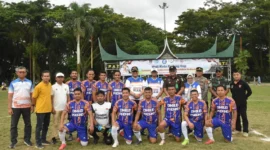 Pj Wali Kota Padang Andree Algamar bersama tim sepak bola Disdikbud Padang. (Foto: Prokopim Padang)