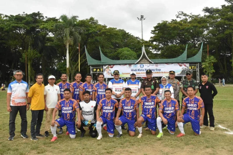 Pj Wali Kota Padang Andree Algamar bersama tim sepak bola Disdikbud Padang. (Foto: Prokopim Padang)