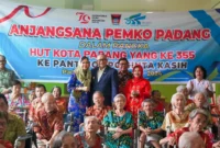 Pj Wali Kota Padang Andree Algamar bersama para lansia di Panti Jompo Wisma Cinta Kasih. (Foto: Prokopim Padang)