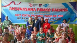 Pj Wali Kota Padang Andree Algamar bersama para lansia di Panti Jompo Wisma Cinta Kasih. (Foto: Prokopim Padang)