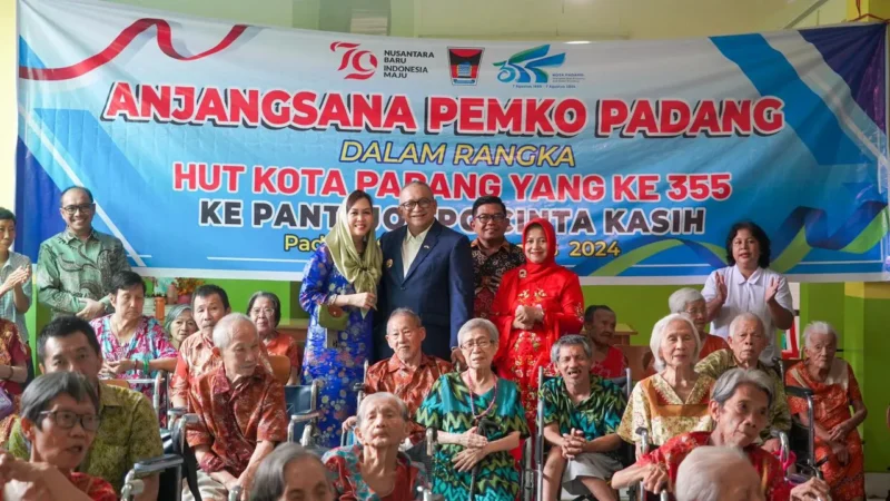 Pj Wali Kota Padang Andree Algamar bersama para lansia di Panti Jompo Wisma Cinta Kasih. (Foto: Prokopim Padang)