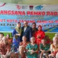 Pj Wali Kota Padang Andree Algamar bersama para lansia di Panti Jompo Wisma Cinta Kasih. (Foto: Prokopim Padang)