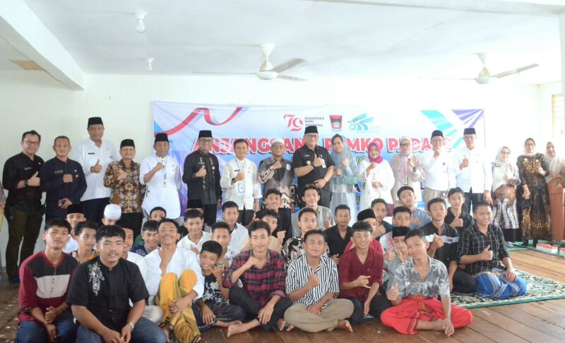 Pj Wali Kota Padang Andree Algamar dan rombongan mengunjungi Panti Asuhan Khusus Anak Mentawai, Jumat (9/8/2024). (Foto: Prokopim Padang)