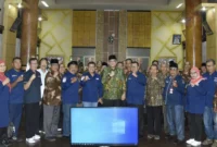 Pj Wali Kota Padang Andree Algamar melepas 24 DDS Padang menerima Satyalencana Kebaktian Sosial di Balai Kota Padang, Jumat (2/8/2024). (Foto: Prokopim Padang)
