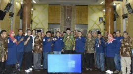 Pj Wali Kota Padang Andree Algamar melepas 24 DDS Padang menerima Satyalencana Kebaktian Sosial di Balai Kota Padang, Jumat (2/8/2024). (Foto: Prokopim Padang)