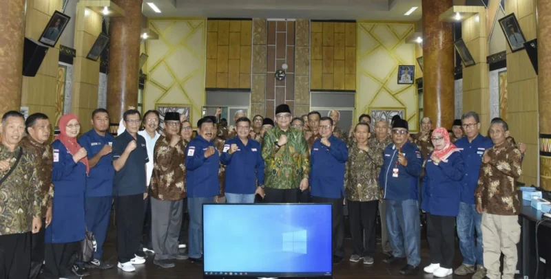 Pj Wali Kota Padang Andree Algamar melepas 24 DDS Padang menerima Satyalencana Kebaktian Sosial di Balai Kota Padang, Jumat (2/8/2024). (Foto: Prokopim Padang)
